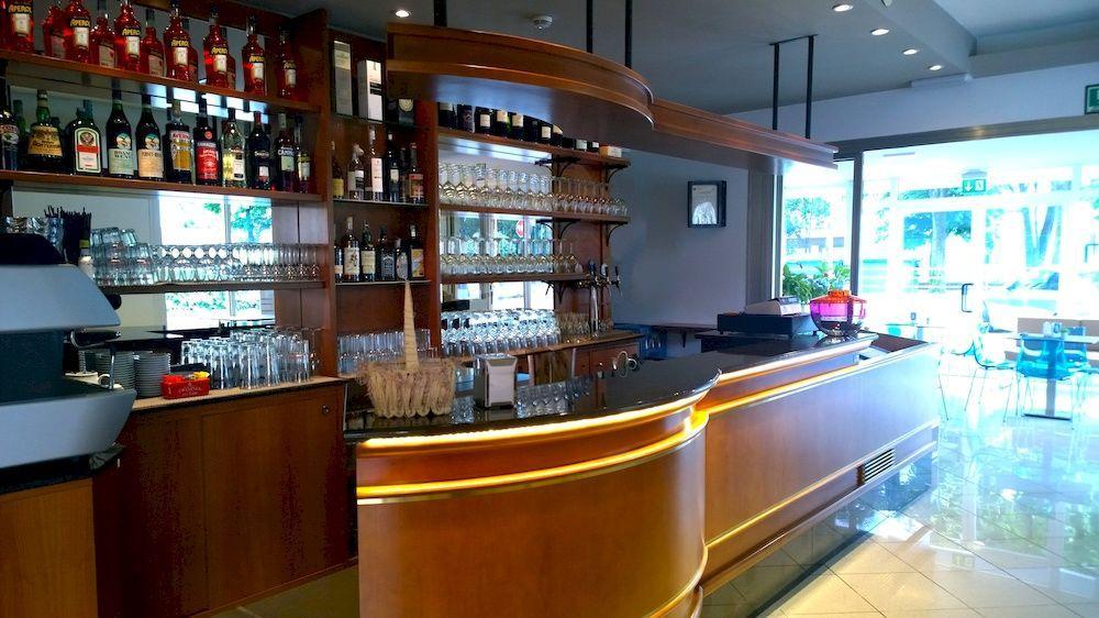 Hotel Gambrinus Линяно Сабиадоро Екстериор снимка
