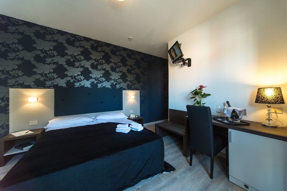 Hotel Gambrinus Линяно Сабиадоро Екстериор снимка
