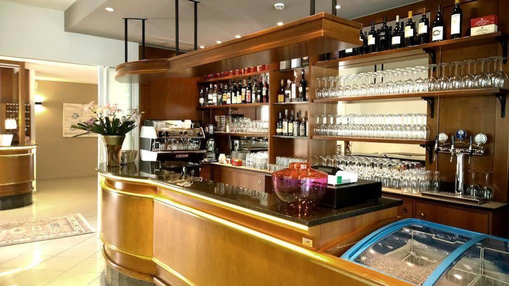 Hotel Gambrinus Линяно Сабиадоро Екстериор снимка